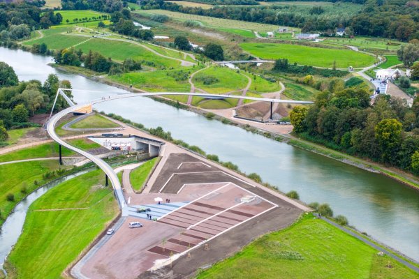 Im großen und hohen Bogen über Emscher und Rhein-Herne-Kanal: Die neue Brücke soll eine Landmarke werden. - © Christoph Reichwein/dpa