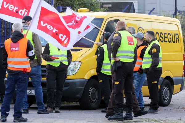 Teilnehmer eines Streiks stehen vor einer Niederlassung von Prosegur in Hamburg. - © Bodo Marks/dpa