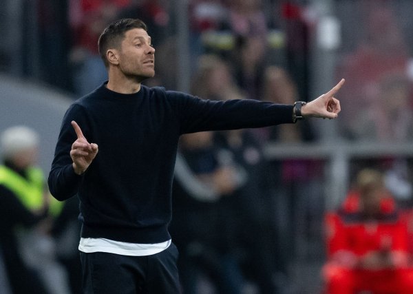 Bayer-Trainer Xabi Alonso trifft mit seinem Team auf den AC Mailand. - © Sven Hoppe/dpa