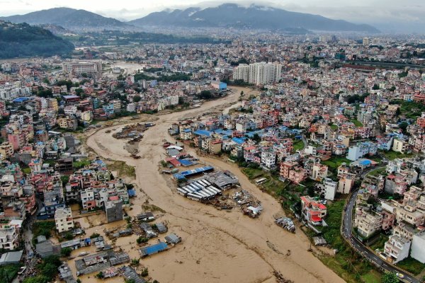 Nach starken Regenfällen in Nepal wälzen sich Schlamm- und Wassermassen durch das Kathmandutal. (Bild Archiv) - © Gopen Rai/AP/dpa