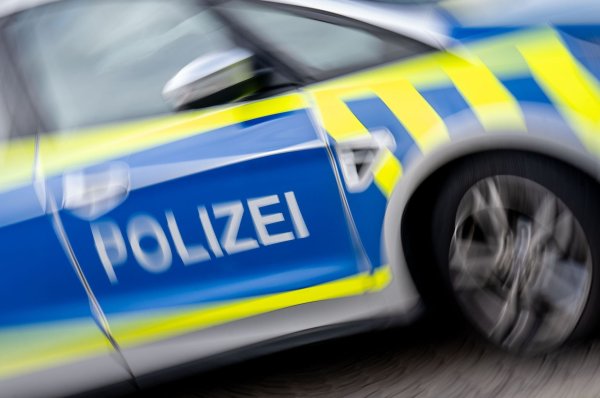 Auf der Flucht vor der Polizei überfährt ein Mann eine rote Ampel und kracht in ein anderes Auto. (Symbolbild) - © Hendrik Schmidt/dpa