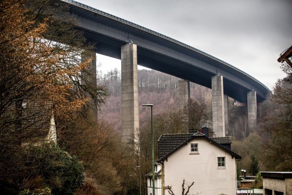 Die Talbrücke Rahmede war nicht mehr zu retten. - © Dieter Menne/dpa