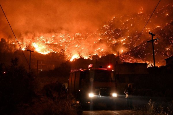 Der Einsatz der Feuerwehr hat den Brand noch nicht stoppen können. - © Uncredited/AP