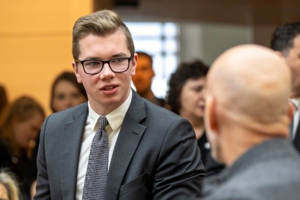 Die AfD-Spitze wollte den Ausschluss des bayerischen Politikers Daniel Halemba aus der Partei, doch vorerst bleibt er (Archivbild). - © Peter Kneffel/dpa