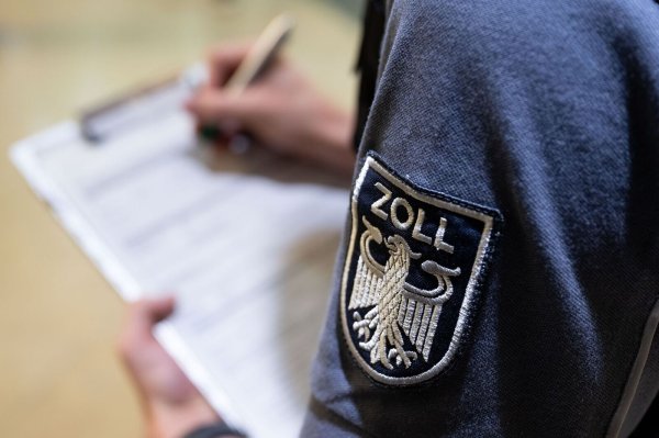 Der Zoll durchsuchte sieben Wohnungen und neun Firmengebäude. (Symbolbild) - © Hendrik Schmidt/dpa