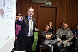 Kai-Timo Wilke von der Firma Sewikom hat die Bürger in Heiden und Ohrsen-Ehlenbruch informiert. - © Foto: Gocke