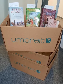 Die Bücher ziehen nicht um, sondern ein: in den Bestand der Stadtbücherei Lage. Der Förderverein hat sie gespendet. - © Foto: Michael Biermann