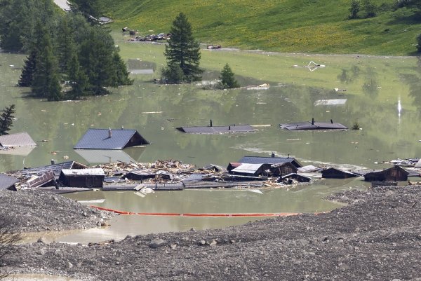 Rote Barrieren sollen Material zurückhalten, das den Abfluss der Lonza erneut verstopfen könnte. - © Cyril Zingaro/KEYSTONE/dpa