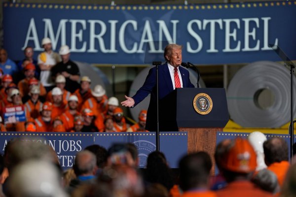 US-Präsident Trump will mit einer neuen Zollerhöhung die US-Stahlindustrie stärken. Die EU reagiert verärgert. - © Julia Demaree Nikhinson/AP/dpa
