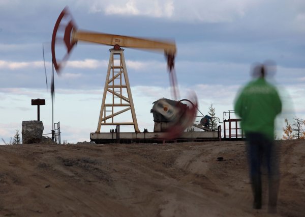 Die Öl-Schwergewichte Russland und Saudi-Arabien dominieren die Förderpolitik der Opec+. (Archivfoto) - © Dmitry Lovetsky/AP/dpa