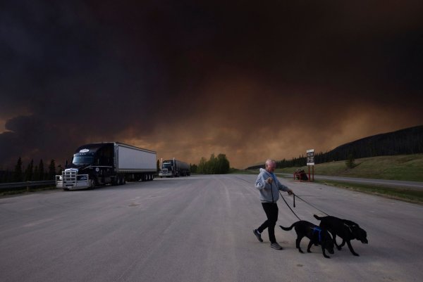 Der Himmel schwarz: So viele Waldbrände hat Kanada selten gleichzeitig erlebt. Gefährliche Waldbrände verdunkeln mittlerweile auch in Kanadas westlichster Provinz British Columbia den Horizont. - © Nasuna Stuart-Ulin/The Canadian Press via AP/dpa