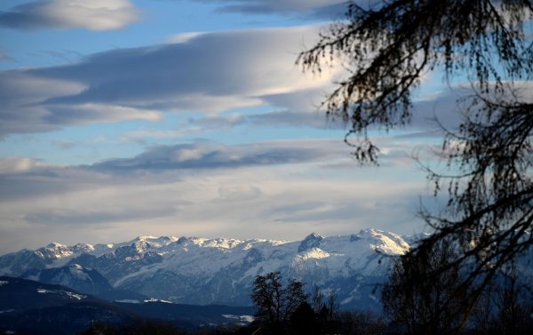 Blick aufs Tennengebirge im österreichischen Bundesland Salzburg: Eine Familie mit drei Kindern aus Baden-Württemberg steckte im Tennengebirge in einem Altschneefeld fest. - © Barbara Gindl/APA/dpa