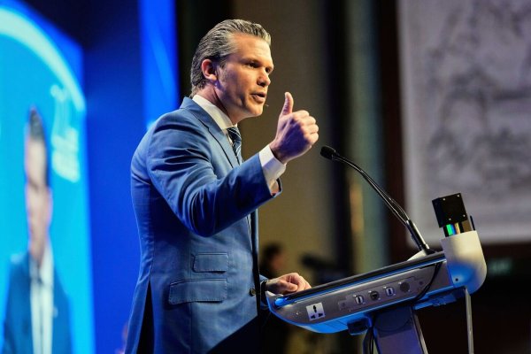 Hegseth richtet klare Worte an China. - © Anupam Nath/AP/dpa