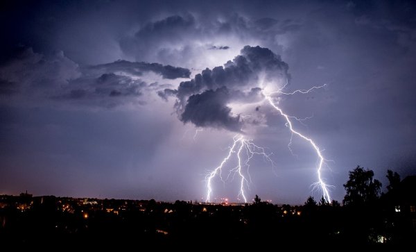 Bei hoher Spannung entlädt sich die Energie in Form eines Blitzes - wie hier bei Görlitz. (Archivbild) - © Florian Gaertner/dpa-Zentralbild/dpa-tmn