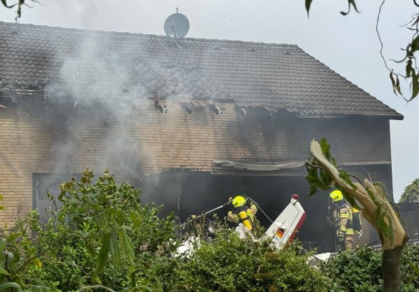 Die Feuerwehr löscht in einem Großeinsatz mit etwa 50 Kräften. - © Sascha Rixkens/Einsatzreport Niederrhein/dpa