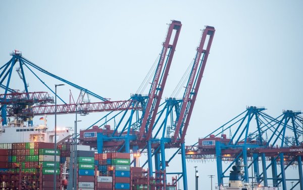 Hamburger Hafen: Der Standort Deutschland steht in der Kritik. (Archivbild) - © Daniel Bockwoldt/dpa