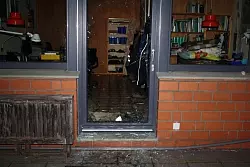 Das Polizeibild zeigt die besch&auml;digte Terrassent&uuml;r, die die Tiere durchbrochen hatten. - &copy; Polizei Salzuflen