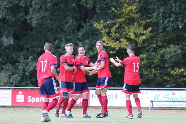 Die SG Hörstmar/Lieme will auch in der Bezirksliga weiter jubeln: Hier wird Philipp Born (Zweiter von rechts) nach seinem Treffer zum 1:0 im Pokalspiel beim TuS Lipperreihe von seinen Teamkameraden beglückwünscht. - © Oliver König