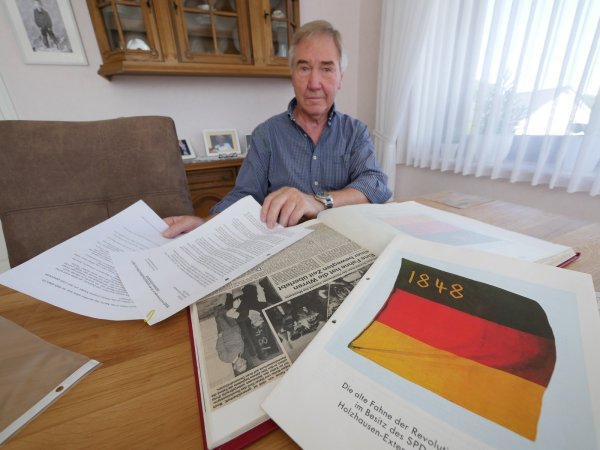 Dieter Stoll war der letzte Träger der Revolutionsfahne von 1848 aus Holzhausen-Externsteine. Ihre Geschichte hat er gut dokumentiert, denn sie ist auch Teil seiner Familiengeschichte. - © Jost Wolf