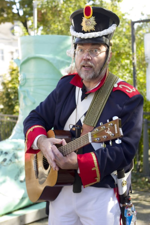 Führt durch die Stadt: Henning der Barde. - © Tourist Info