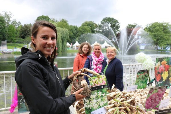 Vorfreude: (von links) Isabeau Koolen von „The Blooming Company" aus den Niederlanden zeigt eine Hakenlilie. Im Hintergrund Stefanie Gräbner vom Staatsbad sowie die Organisatorinnen Katharina Kinkeldey und Birgit Meilenbrock. - © Alexandra Schaller