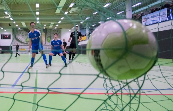 Der Ball muss ins Netz, die Emotionen raus. Am Sonntag geht's in die Finalrunde. - © Egon Penner