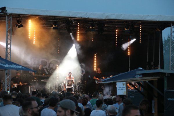 Im Rampenlicht: Die Band „HEROcks" mit Sänger Manuel Hahn spielt am Samstag beim „Lippe Open Air". - © Guntmar Wolff