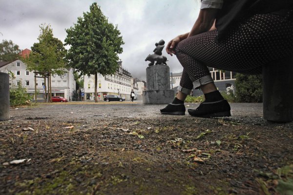Hier fehlt was: Die Sitzgelegenheiten am Hasselter Platz sind abgebaut worden.Wer dort Platz nehmen will, muss sich – wie auf unserem Bild – auf einen Sockel hocken. Die Stadt hofft, dass das Areal am Borrelmanneke nun für die Trinker-Szene unattraktiv ist. - © Vera Gerstendorff-Welle