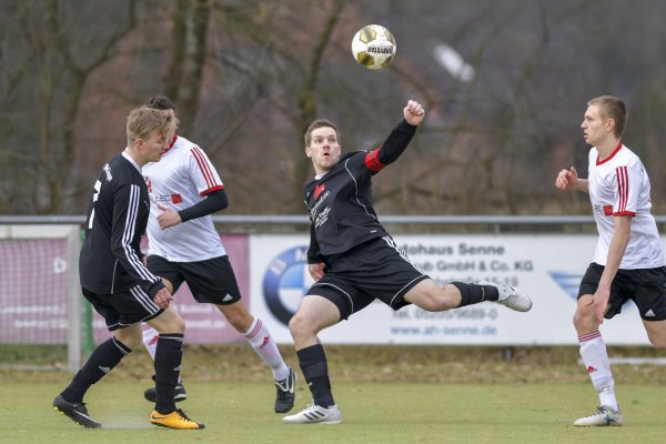 Maß genommen: Hier fixiert der Werl-Asper Kapitän Dennis Niehaus (schwarz, Mitte) den Ball und leitet einen Angriff ein.. Bewundernd schauen Marius Seipt (schwarz, links) und der Lipperreiher Joshua Vormbrock zu. - © Egon Penner