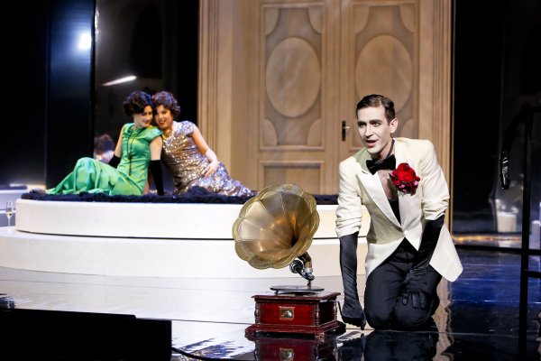„Powder her Face": Daniel Arnaldos, Eva Bernard und Jeanne Seguin in einer Probenszene. - © Landestheater/Birgit Hupfeld