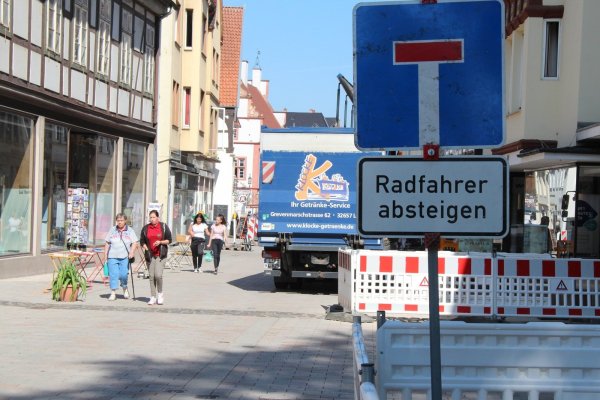 Der Umbau läuft: Ohne Durchgangsverkehr bietet die Osterstraße derzeit Raum zum Flanieren. - © Katrin Kantelberg