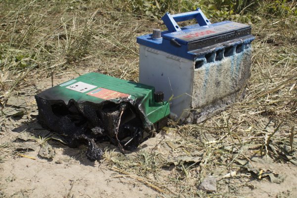 Im Feuer verbrannte ein Elektrozaun mitsamt Steuergerät und Akku. - © Werner Hoppe