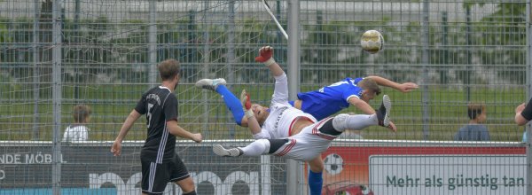 Torwart in Bedrängnis: Der Schlänger Dennis Engelbrecht im Duell mit Gästetorhüter Rudolf Pisarenko, beobachtet von Simon Tronich (links, 5). - © Egon Penner