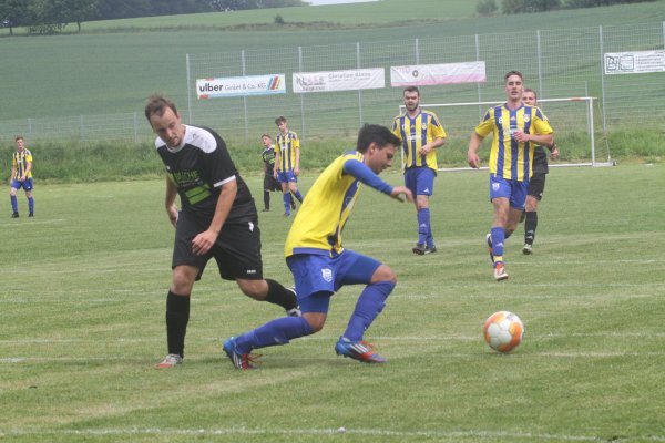Schnappschuss vom B-Liga-Spiel in der Lemgoer Gruppe 1: Entrups Christian Pörtner (rechts) jagt dem Barntruper Jonas Patzelt das Leder ab. Am Ende siegte Entrup mit 16:0. - © Dietmar Welle