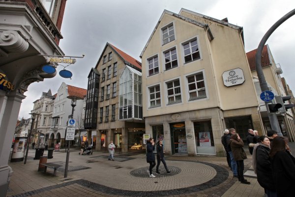 Spätestens 2019 wird sich hier vieles ändern: Die bestehende Einkaufsgalerie am Hornschen Tor sowie das Parkhaus und die Verwaltungsgebäude dahinter werden abgerissen. Die Lange Straße wird bis hin zum Marktplatz saniert. - © Bernhard Preuss