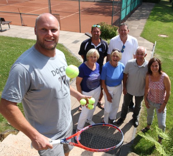Der Chef steht vorne: Vorsitzender André Lutter mit (hinten von links) Sportwart Bastian Bergmann und Pressewart Eckhard Siekmann sowie (davor, von links) Schriftführerin Gisela Schraer, Seniorenbeauftragte Erika Scheinert, Kassenwart Dieter Schraer und stellvertretende Vorsitzende Anja Gerke. - © Sebastian Lucas