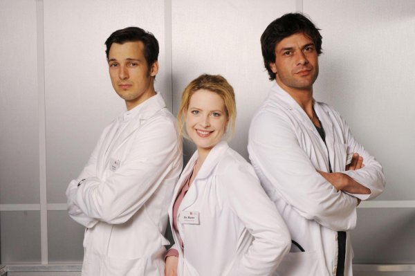 Dr. Gretchen Haase kämpft sich durch den spannenden Klinikalltag. Gegen Liebeskummer hat sie allerdings noch kein Medikament gefunden. Sie muss sich zwischen dem großschnäuzigen Macho-Oberarzt Dr. Meier und dem charmanten Gynäkologen Dr. Kaan entscheiden. - © Mediengruppe RTL/Reiner Bajo