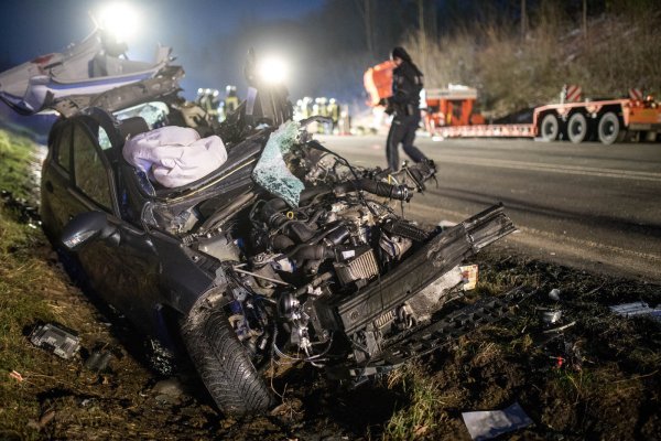 25 Einsatzkräfte der Feuerwehr befreiten die Leiche des Paderborners mit schwerem Gerät aus dem demolierten Fahrzeug. - © Torben Gocke