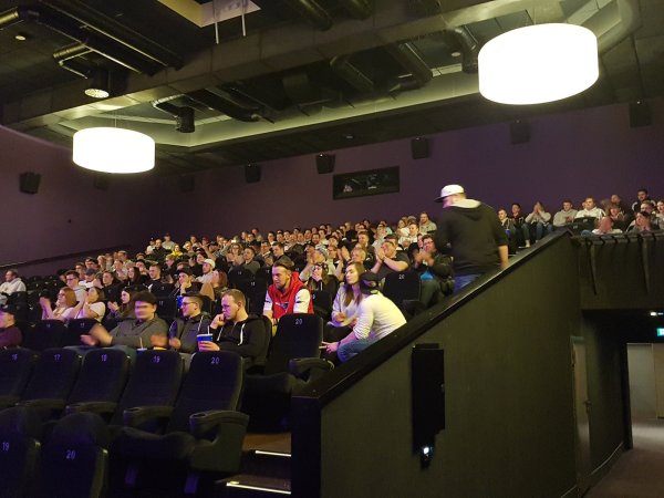 Gespannte Stimmung: Mehr als 300 Zuschauer haben Sonntagnacht in der Filmwelt Lippe auf Einladung der White Hawks den Super Bowl verfolgt. - © Kerstin Diekmann