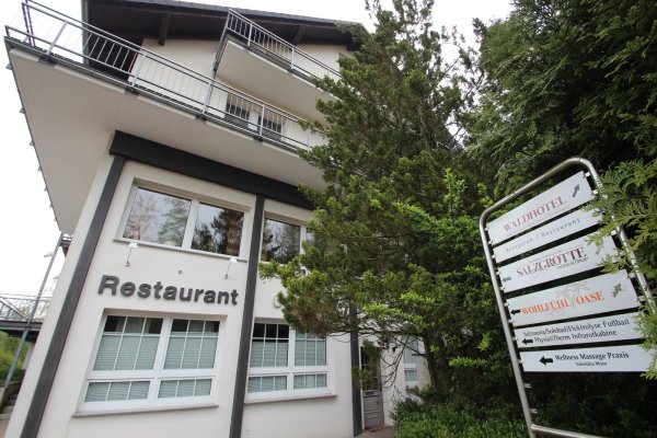 Seit fast eineinhalb Jahren steht das „Waldhotel" in Schwelentrup leer. - © Jens Rademacher