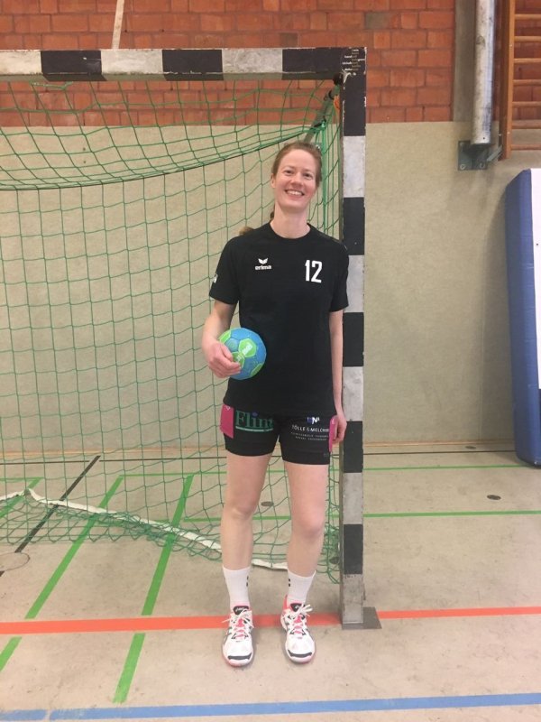 Den Handball in der Hand: Helen Stapela übt in der SG Detmold eine Vielzahl von Funktionen aus. - © Maren Kreutler