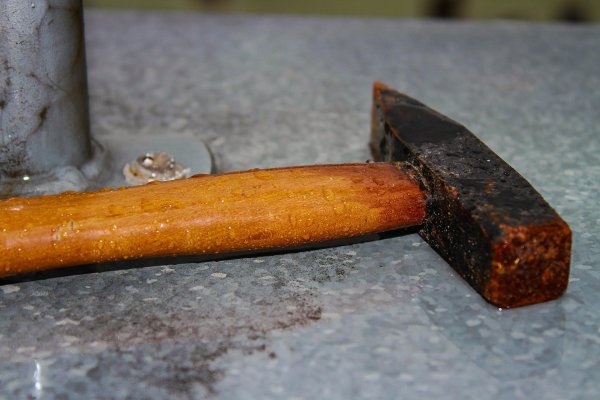 Mit einem Hammer hat der Mann seine Frau gegen den Kopf geschlagen - weil sie ihm keinen Kuss geben wollte. - © Pixabay