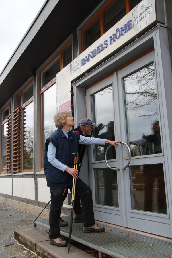 Vor verschlossenen Türen: Gisela und Dieter Künkler hatten sich auf ein Mittagessen gefreut. - © Erol Kamisli