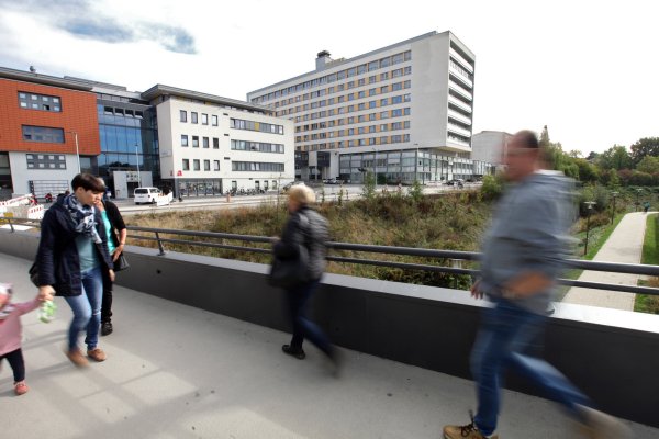 Neuer Zugang: Das Klinikum soll laut Zielplanung möglicherweise einen Haupteingang zur Röntgenstraße bekommen. Das Bild zeigt den Blick von der Brücke zum Parkhaus Finanzamt. - © Foto: Bernhard Preuss