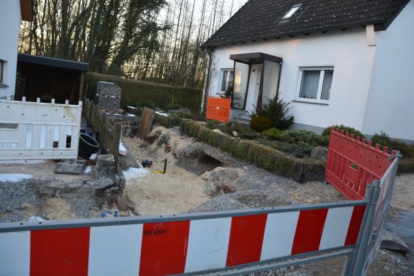 Abgeschottet: In diesem Haus am Wendeplatz lebt eine hochbetagte Seniorin. Aufgrund der Dauerbaustelle muss sie das Gebäude in Richtung der kleinen Hecke dahinter verlassen. - © Karin Prignitz