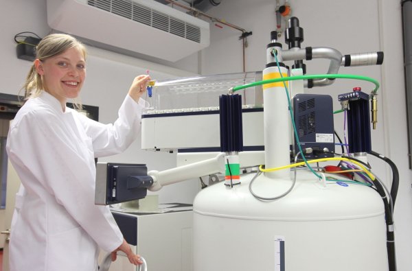 Hat sich spezialisiert: Wiebke Behrens bestückt den NMR-Spektrographen mit Proben. Derzeit baut sie eine Produkt-Datenbank auf. Mit der neuen Technik kann die Herkunft von Lebensmitteln gesichert festgestellt werden. - © Vera Gerstendorf-Welle