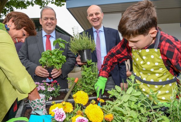 Geschenk: Elke Tesarczyk, (SOS-Kinderdorf), Hans-Wilhelm Beckmann und Martin Stodolka (Dr. Oetker) helfen einem künftigen Bewohner des Hauses „Richard" beim Bepflanzen. - © Christian Weische