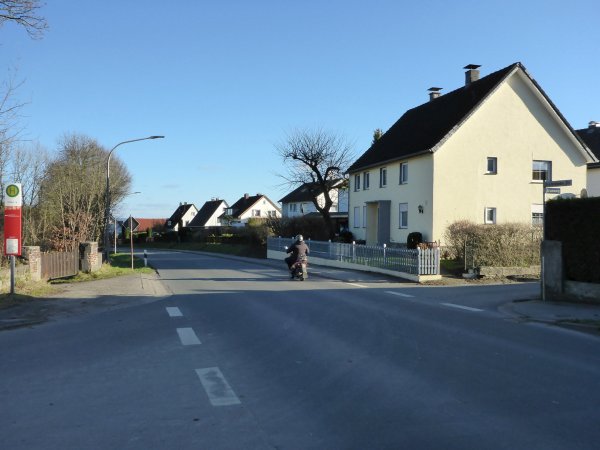 An dieser Stelle der Breitenheider Straße schlagen die Grünen einen Kreisel vor. - © Privat