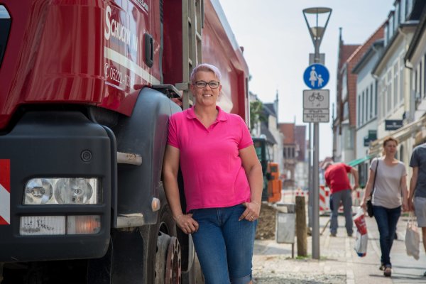 Hier ist Vorsicht gefragt: LKW-Fahrerin Linette Barnard-Klemme ist mit ihrem Laster zur Zeit in der Lemgoer Fußgängerzone unterwegs, um die Baustelle am Laufen zu halten. - © Torben Gocke