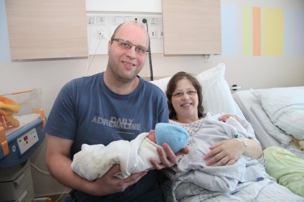 Neujahrsbabys: Andreas Düe hält stolz Sohnemann Tim im Arm, seine Frau Ines Töchterchen Daria - die beiden ersten Lipper des Jahres 2018. - © Thorsten Engelhardt